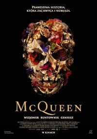 Plakat promujący film McQueen przedstawia czaszkę wykonaną z kwiatów i biżuterii na czarnym tle, ze złotym tekstem z tytułem McQueen i polskimi sloganami powyżej i poniżej.
