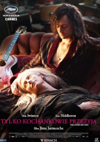 Plakat filmu Tylko kochankowie przeżyją przedstawia kobietę leżącą na kanapie naprzeciwko mężczyzny, z gitarą w tle. Nazwiska aktorów, tytuł filmu i napisy końcowe są widoczne w języku polskim.