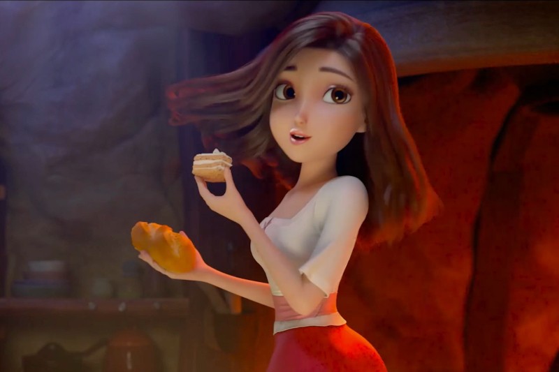 Ożywiona młoda kobieta o jasnej karnacji, brązowych włosach i dużych oczach trzyma chleb i kanapkę, stojąc w przytulnym, łagodnie oświetlonym pokoju i patrząc przez ramię.