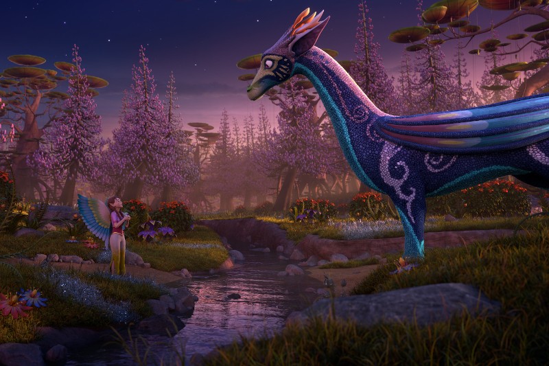 Wróżka ze skrzydłami motyla stoi przy strumieniu w magicznym lesie o zmierzchu, naprzeciwko dużego, kolorowego, smoczego stworzenia z piórami i rogami. Otaczają je fioletowe drzewa i świecące kwiaty pod niebem o zmierzchu.