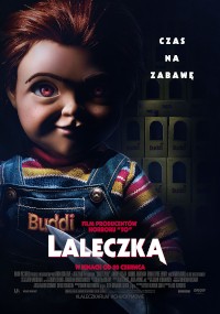 Straszna lalka z czerwonymi włosami i w kombinezonie stoi na tle ciemnego tła wypełnionego pudełkami. Polski tekst brzmi: Czas na zabawę i Laleczka, wskazując na plakat horroru.