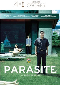 Plakat do filmu Parasite przedstawiający cztery osoby na podwórku z czarnymi pasami zasłaniającymi im oczy. W tle widać nowoczesny dom. Tekst podkreśla Oscary 2020, które zdobył film.