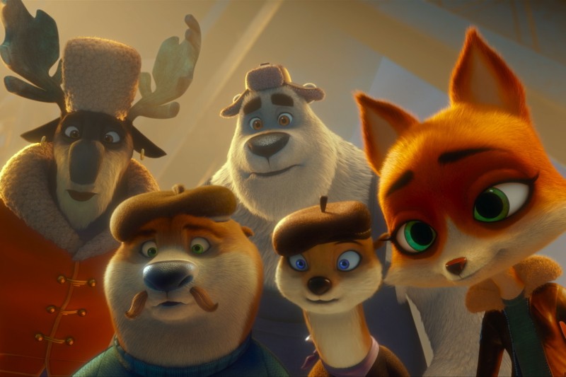 Pięć animowanych zwierząt, w tym łoś, niedźwiedź, dwa psy i lis, nosi zimowe ubrania i berety, patrząc ciekawie w dół, jakby obserwowali coś, co jest poza zasięgiem wzroku. Scena jest jasno oświetlona.