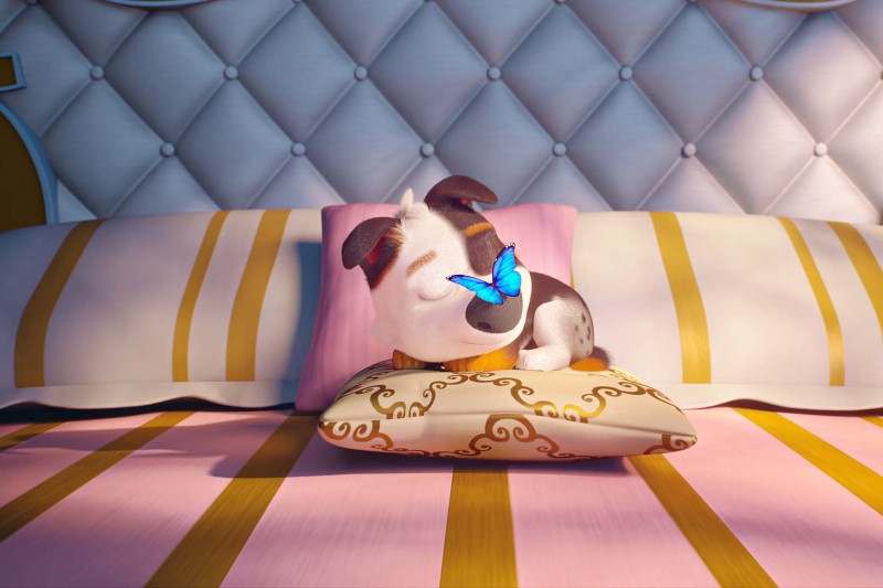 Mały animowany pies z zamkniętymi oczami leży na dekoracyjnej poduszce na łóżku, podczas gdy niebieski motyl delikatnie spoczywa na jego nosie. W pokoju znajduje się pikowany zagłówek i pasiasta pościel.