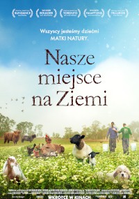 Grupa ludzi idzie przez zielone pole z krowami, owcami, świniami i kurami. Niebo jest niebieskie, a tytuł Nasze miejsce na Ziemi pojawia się dużymi literami. Nagrody festiwali filmowych są wyświetlane na górze.