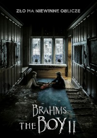 Ciemny, niszczejący korytarz z dwiema postaciami siedzącymi na podłodze przy oknie. Tytuł Brahms: The Boy II znajduje się na dole, a polski tekst Zło ma niewinne oblicze znajduje się na górze.