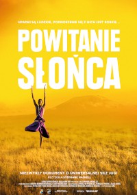 Osoba ćwiczy jogę na jednej nodze na polu pod jasnożółtym niebem, z dużym białym tekstem w języku polskim „Powitanie Słońca” powyżej i mniejszym tekstem poniżej.