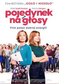 Polski plakat filmowy do filmu Pojedynek na głosy przedstawia dwie pewne siebie kobiety stojące przed chórem, z tytułem zapisanym dużymi czerwonymi literami i dodatkowym tekstem nad i pod nimi.