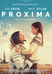 Plakat filmu Proxima przedstawiający kobietę w skafandrze astronauty klęczącą i uśmiechającą się do młodej dziewczyny, która trzyma się za twarz. Tekst zawiera nazwiska Eva Green i Matt Dillon, a także widoczne są loga festiwali filmowych.