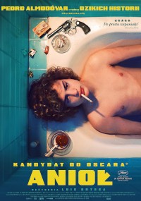 Młoda osoba z kręconymi włosami leży w wannie, patrząc w górę z papierosem w ustach. Przedmioty takie jak pistolet, okulary przeciwsłoneczne i napoje są położone na krawędzi wanny. Tekst plakatu jest po polsku.