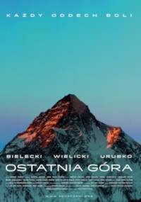 Pokryty śniegiem szczyt górski pod czystym, błękitnym niebem, z polskim tekstem powyżej i poniżej, zawierającym m.in. tytuł Ostatnia Góra oraz imiona Bielecki, Wielicki i Urubko.