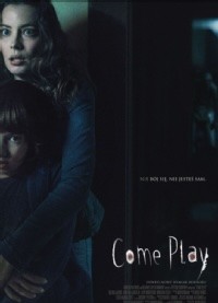 Kobieta mocno przytula przestraszonego chłopca w ciemnym pokoju. Na plakacie widnieje napis Come Play. Atmosfera jest napięta i niepokojąca, co sugeruje thriller lub horror.