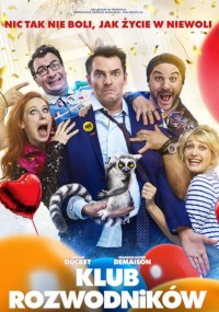 Grupa pięciu podekscytowanych dorosłych otacza poważnie wyglądającego mężczyznę trzymającego lemura; kolorowe balony i konfetti wypełniają scenę. Tekst na górze i na dole jest po polsku, w tym tytuł Klub Rozwodników.