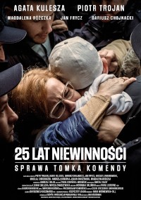 Plakat filmowy do filmu 25 lat niewinności: Sprawa Tomka Komendy przedstawiający kobietę w okularach obejmującą mężczyznę w białej czapce, otoczoną przez policjantów. Nazwiska aktorów są wymienione na górze.