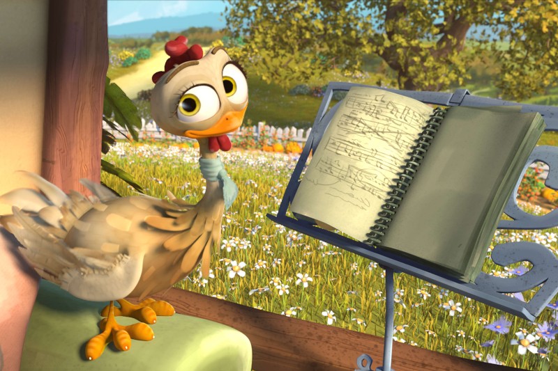 Animowany kurczak z niebieskim szalikiem siedzi na zielonej ławce obok pulpitu z nutami, a za oknem widać jasną, kwiecistą łąkę i drzewa.