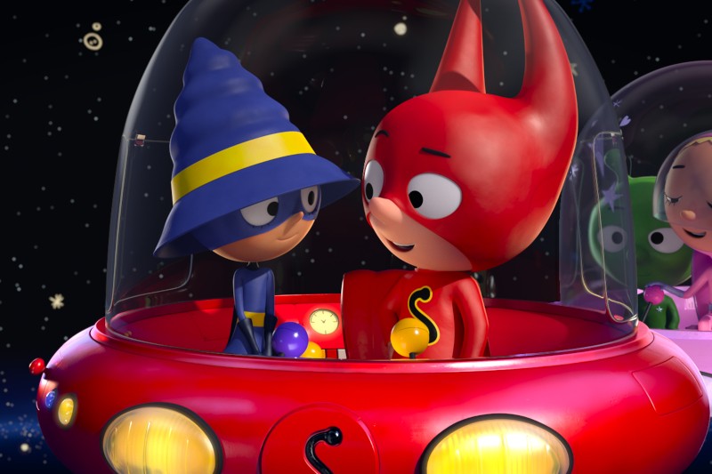 Dwie animowane postacie, jedna w niebieskim kapeluszu czarodzieja, a druga w czerwonym kostiumie ze spiczastymi uszami, siedzą w czerwonym statku kosmicznym z przezroczystą kopułą, otoczonym gwiazdami. Inna postać jest widoczna w różowym statku kosmicznym w pobliżu.