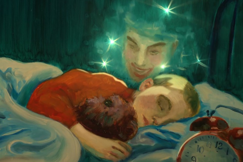 Dziecko śpi w łóżku, tuląc misia, podczas gdy jaśniejąca, eteryczna twarz z uśmiechniętym wyrazem twarzy i błyszczącymi światłami unosi się nad nim. Budzik leży na kocu i wskazuje godzinę około 2:00.