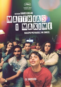 Grupa siedmiu młodych dorosłych siedzi blisko siebie na kanapie, patrząc w kamerę. Pogrubiony tekst u góry brzmi „Matthias i Maxime” z dodatkowym tekstem po polsku powyżej i poniżej tytułu.