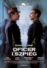 Dwóch mężczyzn w mundurach wojskowych z początku XX wieku stoi twarzą w twarz na korytarzu, z rozmazanymi postaciami i jasnym wejściem w tle. Tekst plakatu brzmi: Oficer i Szpieg i wymienia obsadę i reżysera.
