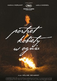 Kobieta w ciemnej sukience stoi na polu nocą, oświetlona płomieniami u jej stóp. Ręcznie napisany tytuł portret kobiety w ogniu znajduje się na całej długości obrazu. Na górze i na dole znajdują się napisy festiwalu filmowego i napisy końcowe.