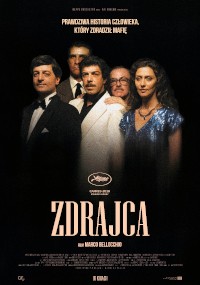 Pięć osób stoi razem na ciemnym tle na polskim plakacie filmowym do filmu Zdrajca. Tytuł i napisy końcowe znajdują się na dole, a laury festiwalowe i polski tekst na górze.