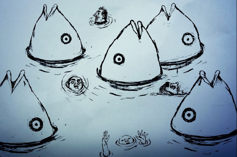 Czarno-biały rysunek przedstawiający pięć dużych rybich głów z otwartymi paszczami zanurzonymi w wodzie, otoczonych małymi ludzkimi twarzami i dłońmi, które wydają się walczyć lub tonąć, tworząc surrealistyczną i niepokojącą atmosferę.
