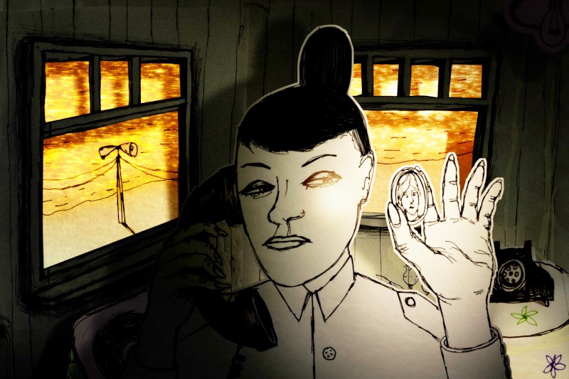 Kobieta z kokiem trzyma telefon i małe zdjęcie, stojąc w słabo oświetlonym pokoju. Pomarańczowe światło wpada przez okna, odsłaniając syrenę na zewnątrz na tle złotego nieba. Pokój ma staromodny klimat.