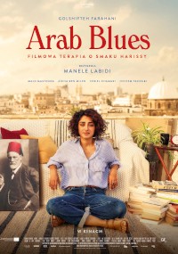 Kobieta z kręconymi włosami siedzi na pasiastej kanapie, trzymając kubek, w tle widać dachy miast Bliskiego Wschodu. Na plakacie widnieje napis Arab Blues, a także dodatkowe informacje o tekście i filmie.