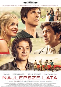 Polski plakat filmowy z widocznymi twarzami czterech osób, z mniejszymi obrazami grup i samochodów w tle. Tytuł Najlepsze lata i nazwiska aktorów pojawiają się na dole.