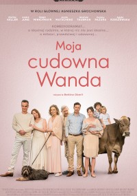Plakat filmu Moja cudowna Wanda przedstawia siedem osób i krowę stojących razem, z psem leżącym z przodu. Tło jest jasnoróżowe, a duży czerwony tekst wyświetla tytuł filmu.