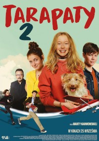 Plakat filmu Tarapaty 2 przedstawiający czworo uśmiechniętych młodych ludzi i psa pośrodku, a w tle dwoje dorosłych i sceny przygodowe, takie jak bieganie i niesienie czerwonego modelu samolotu.