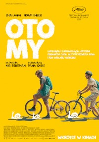 Dwie osoby jadą na rowerach obok siebie na jasnożółtym tle. Duży biały tekst brzmi OTO MY. Dodatkowy mniejszy tekst w języku polskim i symbole ptaków zdobią dolną część plakatu.