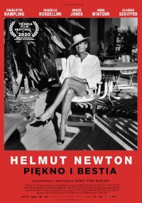 Czarno-białe zdjęcie kobiety w kapeluszu i marynarce siedzącej pewnie na krześle na patio. Plakat ma czerwoną obwódkę z tytułem Helmut Newton Piękno i Bestia oraz nazwiskami prezentowanych kobiet wymienionych powyżej.