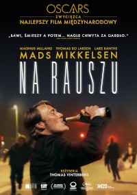 Polski plakat filmowy do filmu Na Rauszu przedstawiający Madsa Mikkelsena pijącego z butelki na ruchliwej ulicy nocą, z napisem informującym o przyznaniu Złotego Oscara i nazwiskami obsady nad tytułem filmu.