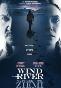 Plakat filmowy do filmu Wind River przedstawiający zbliżenia twarzy Jeremy'ego Rennera i Elizabeth Olsen, postać idącą przez śnieg w stronę gór oraz polski tekst zawierający tytuł i nazwiska aktorów.