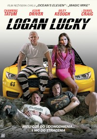 Plakat filmowy Logan Lucky przedstawiający cztery osoby przed żółtym samochodem wyścigowym: dwie siedzące na ziemi, jedna stojąca w różowej kurtce i jedna siedząca na masce samochodu. Tytuły i nazwiska aktorów znajdują się powyżej i poniżej.