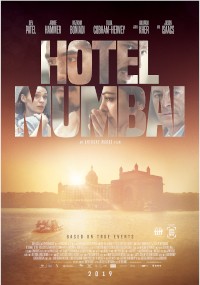Plakat filmowy do filmu Hotel Mumbai przedstawiający kolaż postaci o poważnych twarzach u góry, a poniżej hotel i łódź na wodzie o zachodzie słońca. Tekst zawiera tytuł filmu, nazwiska obsady i Na podstawie prawdziwych wydarzeń.