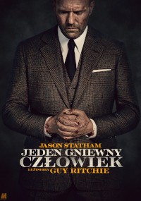 Plakat przedstawiający mężczyznę w brązowym garniturze z zakrwawionymi rękami, patrzącego w dół. Na ciemnym tle widnieje tekst Jason Statham Jeden Gniewny Człowiek i Reżyseria Guy Ritchie.