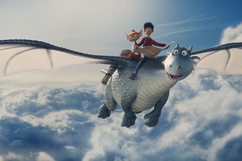 Młody chłopiec i pomarańczowy kot jadą na grzbiecie przyjaznego, srebrnego smoka, który leci wysoko nad chmurami na jasnoniebieskim niebie.