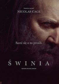 Zbliżenie mężczyzny z długimi włosami i brodą, wyglądającego intensywnie. Polski tekst nad obrazem brzmi: Nicolas Cage, Sami się o to prosili i Świnia. Tło jest ciemne i nastrojowe.
