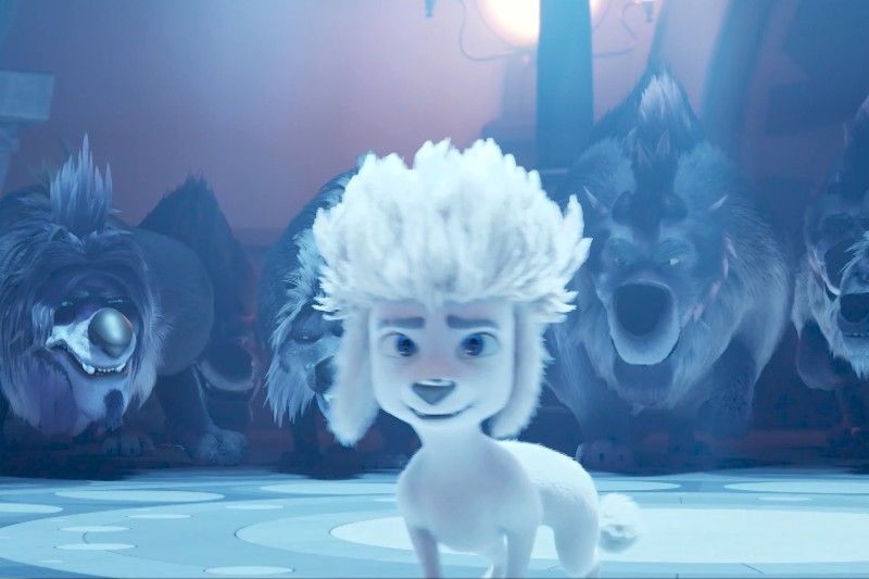 Biały, animowany pudel z puszystą sierścią wydaje się zdeterminowany, uciekając przed trzema groźnymi, ciemnowłosymi wilkami o świecących oczach i otwartych pyskach w słabo oświetlonym pokoju.