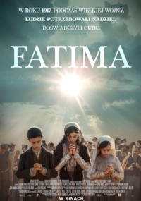 Plakat filmowy Fatimy przedstawiający troje dzieci modlących się na zewnątrz, z tłumem i słońcem w tle. Polski tekst u góry opisuje nadzieję i cuda podczas Wielkiej Wojny w 1917 r.