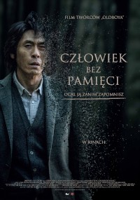 Plakat filmowy przedstawia poważnie wyglądającego mężczyznę w garniturze, którego część ciała rozpuszcza się na małe cząsteczki. Polski tekst brzmi: Człowiek bez pamięci, wraz z napisami końcowymi filmu i informacjami o wydaniu.