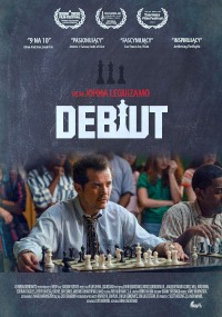 Plakat filmu Debiut przedstawia mężczyznę skupionego na grze w szachy, otoczonego przez widzów. Nad nim widnieją laury i napisy końcowe festiwalu filmowego, z tytułem Debiut dużymi białymi literami.