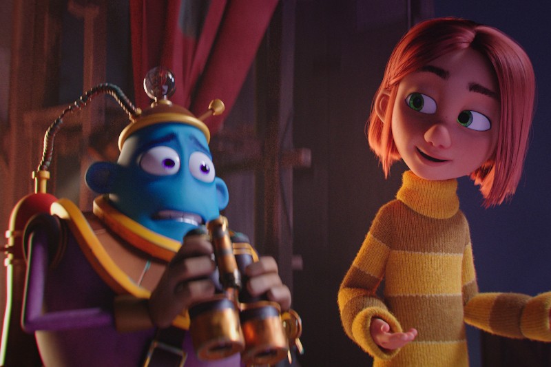 Animowany robot o niebieskiej skórze trzymający lornetkę siedzi obok uśmiechniętej dziewczyny z krótkimi rudymi włosami, ubranej w żółty sweter w paski. Wygląda na to, że rozmawiają w ciepło oświetlonym pokoju.