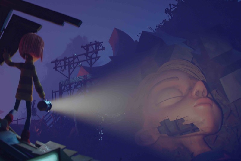 Dziecko trzymające latarkę oświetla wielką, spokojną twarz, częściowo pogrzebaną pod gruzami, pośród ciemnego, zrujnowanego krajobrazu z rozpadającymi się strukturami odcinającymi się od błękitno-fioletowego nieba.