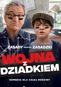 Polski plakat filmowy przedstawiający starszego mężczyznę i młodego chłopca z czarną farbą pod oczami, stojących w pomieszczeniu. Pogrubiony czerwony i biały tekst głosi Wojna z Dziadkiem.