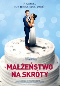 Mężczyzna w garniturze i kobieta w sukni ślubnej stoją w objęciach na szczycie gigantycznego tortu weselnego w kształcie zegara. Polski tekst powyżej i poniżej zawiera tytuł Małżeństwo na skróty.
