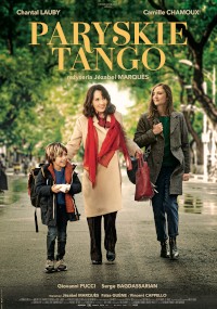 Kobieta idzie ulicą obsadzoną drzewami, trzymając za ręce młodego chłopca i młodą kobietę. Wszyscy troje wyglądają na szczęśliwych. Tytuł filmu Paryskie Tango jest wyświetlany na górze dużymi literami.