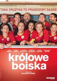 Grupa kobiet i mężczyzna w pasujących do siebie czerwonych i żółtych koszulkach piłkarskich uśmiechają się i pozują razem. Polski tekst „królowe boiska” jest wyraźnie widoczny na dole.